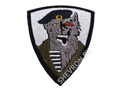 Шеврон человек волк черный берет